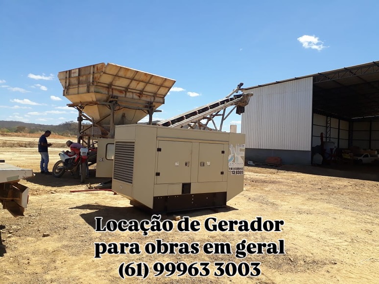 Gerador em área de obra com anúncio de locação
