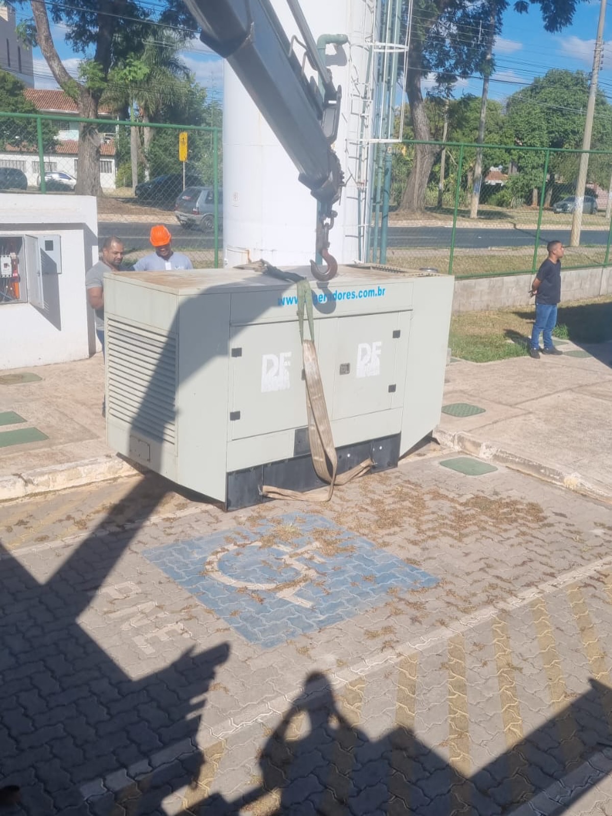 Gerador sendo movimentado por caminhão munck