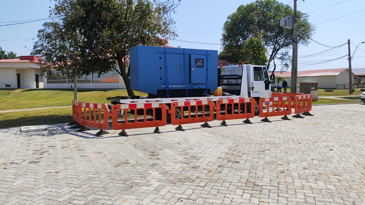 Gerador azul em caminhão com isolamento de segurança