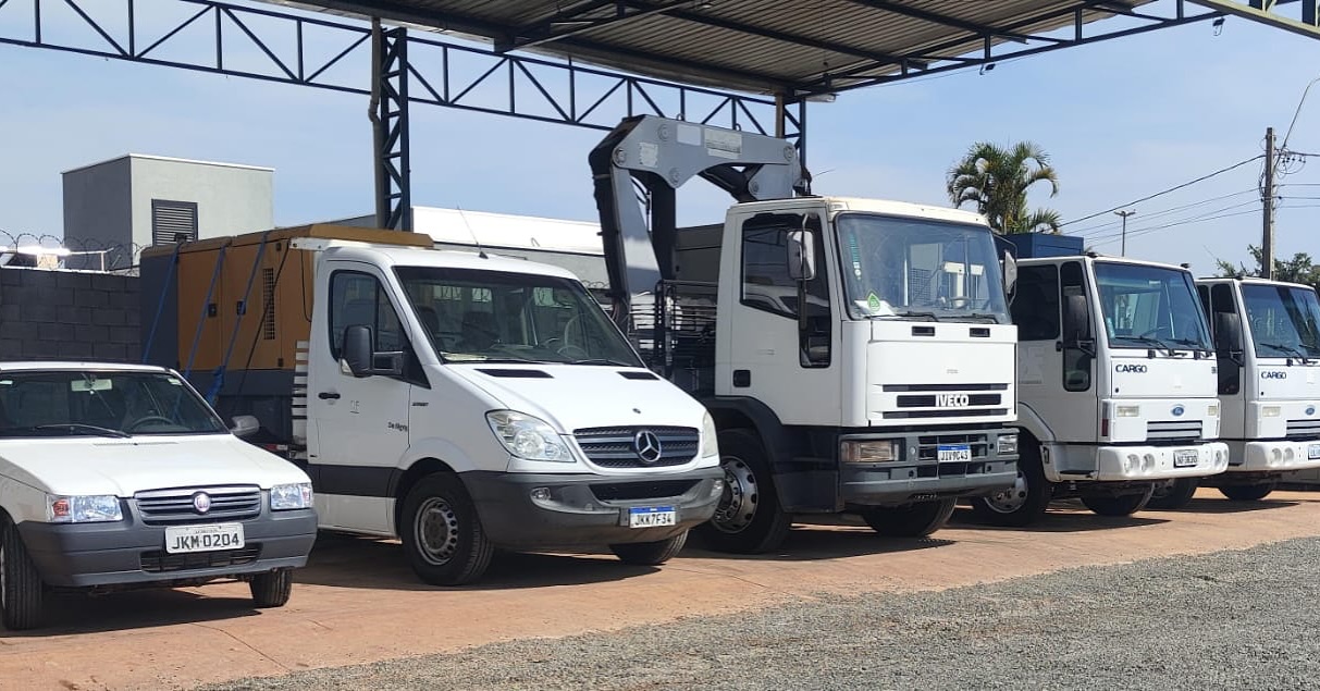 Frota com caminhões e geradores estacionados