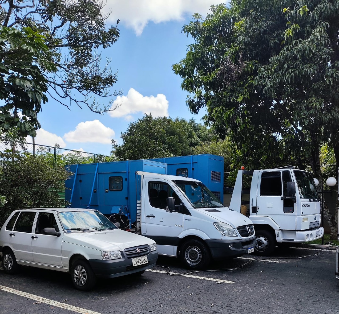Caminhões e geradores azuis em atendimento externo